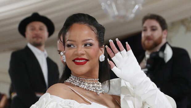 Laulaja Rihanna julkaisi yläosattomat raskauskuvat Rihanna