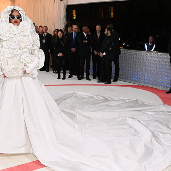 Rihanna saapui Met-gaalaan toukokuun alussa tällaisessa asukokonaisuudessa. Rihanna