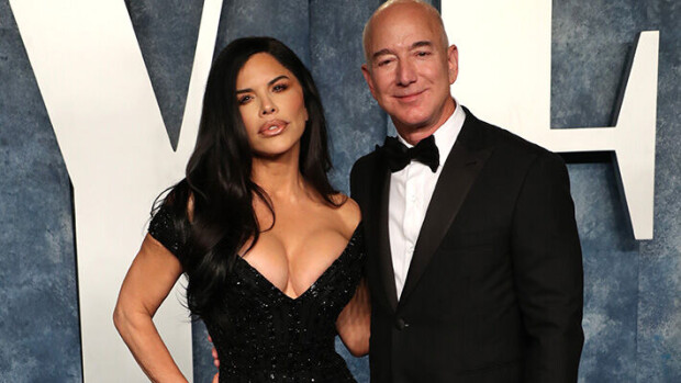Nyt on ökyä! Jeff Bezos hankki satojen miljoonien paattiinsa vaimoaan esittävän keulakuvan Jeff Bezos ja Lauren Sanchez