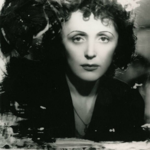 Legendaarinen Edith Piaf tunnettiin lisänimellä Pariisin varpunen. Kuva vuodelta 1946 ennen Padam Padam -hittiä. Edith