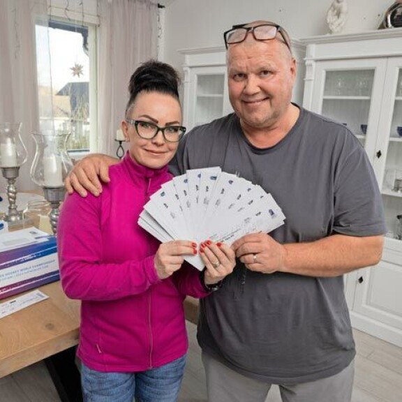 Satu ja Juti pyörittävät yhdessä tuottoisaa tapahtumabisnestä. Jetsetclub Oy takoi 714 000 euron tuloksen. – Mutta töitäkin on tehty paljon. Satu ja Juti pyörittävät yhdessä tuottoisaa tapahtumabisnestä. Jetsetclub Oy takoi 714 000 euron tuloksen. – Mutta töitäkin on tehty paljon.