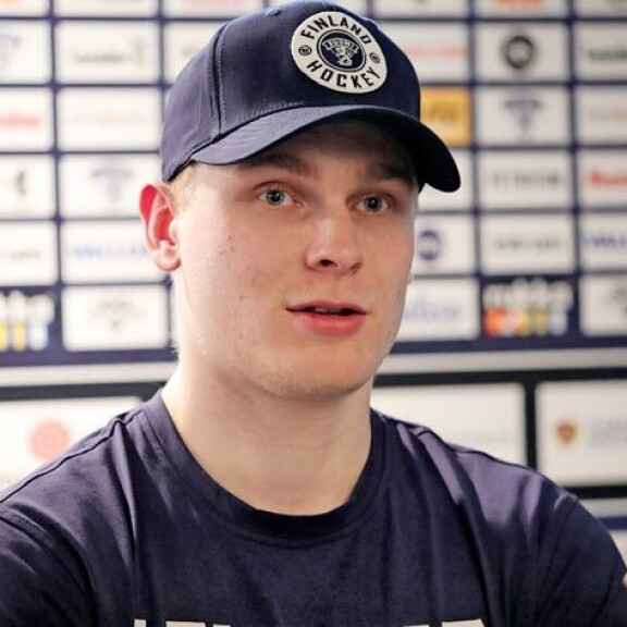 – Kun katsoo tätä joukkuetta, niin eikös se mestaruus ole ainoa tavoite, Kaapo Kakko hymähtää. – Kun katsoo tätä joukkuetta, niin eikös se mestaruus ole ainoa tavoite, Kaapo Kakko hymähtää.
