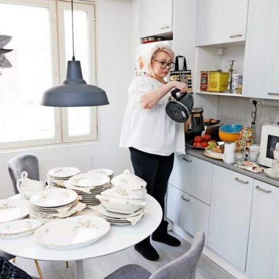Susannalla on silmää kauneudelle. Vastahankitut antiikkiastiat odottavat perhejuhlia. Susannalla on silmää kauneudelle. Vastahankitut antiikkiastiat odottavat perhejuhlia.
