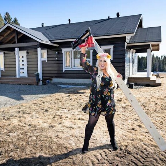 Mira auttoi Akua rakentamaan perheen unelmakodin, Kontio-hirsitalon. – Toki saimme apua ystäviltä ja suvun miehiltä. Mira auttoi Akua rakentamaan perheen unelmakodin, Kontio-hirsitalon. – Toki saimme apua ystäviltä ja suvun miehiltä.