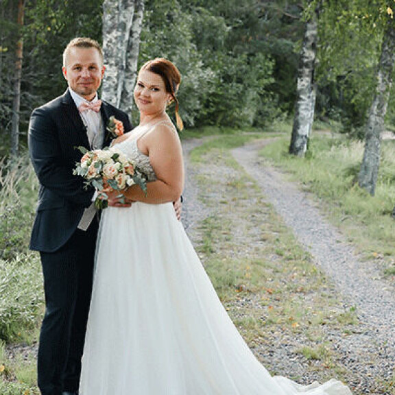 Sakari esitti vaikeasti tavoiteltavaa, jottei hän vaikuttaisi Nooran mielestä liian innokkaalta. Unelmahäät