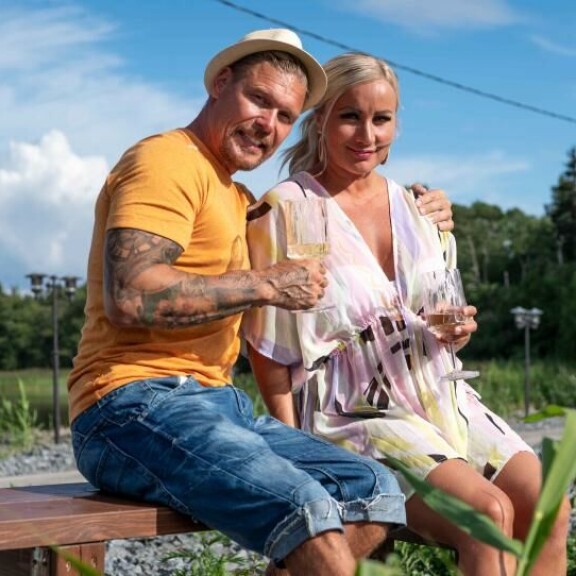 Seiska kävi tapaamassa viime kesänä Ritaa ja Akia heidän Porin saarellaan. Seiska kävi tapaamassa viime kesänä Ritaa ja Akia heidän Porin saarellaan.
