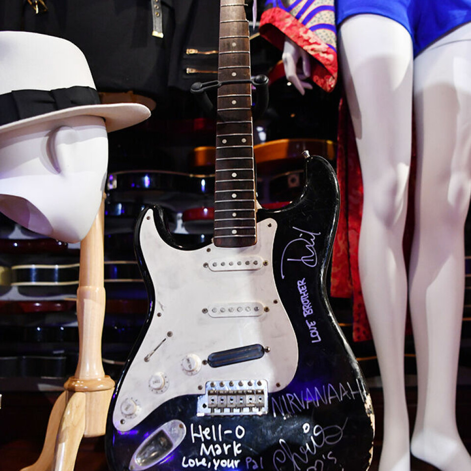 Kurt Cobainin kuuluisaan, rikottuun kitaraan on kirjoitettu hänen nimensä väärin.