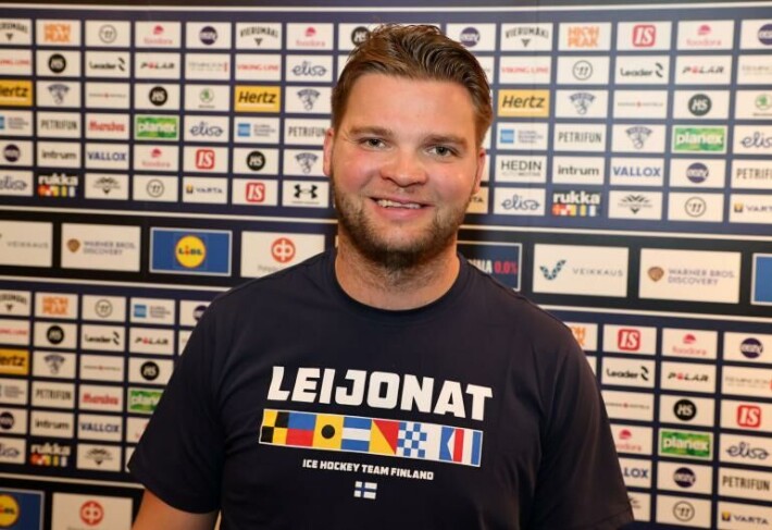 Teemu Hartikainen pääsee vääntämään paksua savoa Leijonien omassa taukotilassa eli loungessa. Teemu Hartikainen pääsee vääntämään paksua savoa Leijonien omassa loungessa.