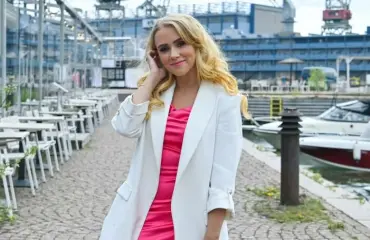 Onko tässä kesän kovin hitti? Helmi Loukasmäki lauloi viettelevän kappaleen, Danny herkistyi heti – video!