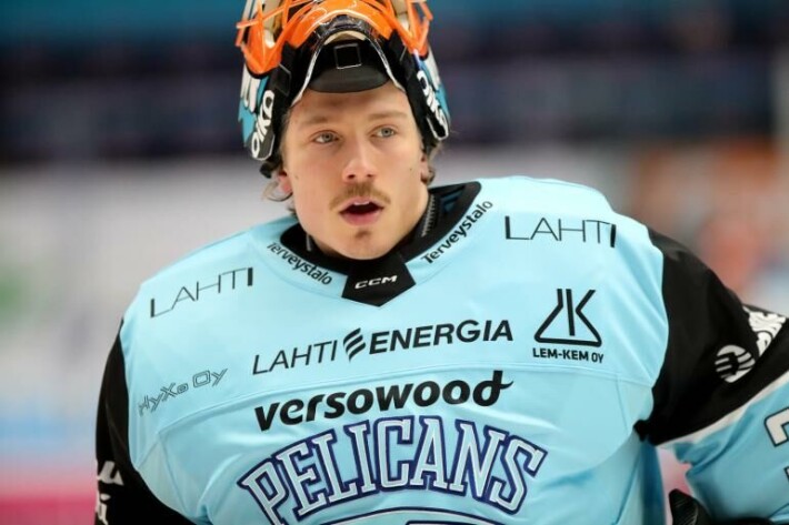 Emil piipahti kasvattiseurassaan Pelicansissa ennen kuin löi läpi ryminällä Ruotsissa. Emil piipahti kasvattiseurassaan Pelicansissa ennen kuin löi läpi Ruotsissa.