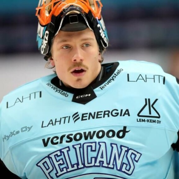 Emil piipahti kasvattiseurassaan Pelicansissa ennen kuin löi läpi ryminällä Ruotsissa. Emil piipahti kasvattiseurassaan Pelicansissa ennen kuin löi läpi Ruotsissa.
