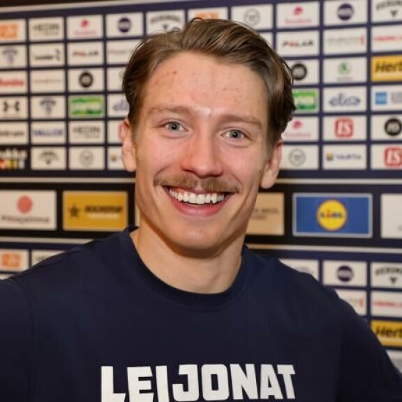 Emil Larmi ei luota enää ananas-lookiin. Nykyään miehellä on myös komeat viikset. Emil Larmi ei luota enää ananas-lookiin. Nykyään miehellä on myös komeat viikset.