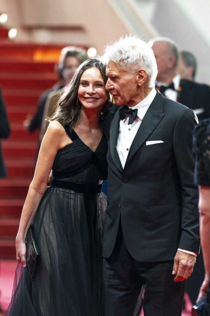 Calista ja Harrison hempeilivät punaisella matolla. calista flockhart, harrison ford