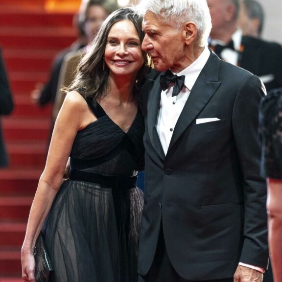 Calista ja Harrison hempeilivät punaisella matolla. calista flockhart, harrison ford