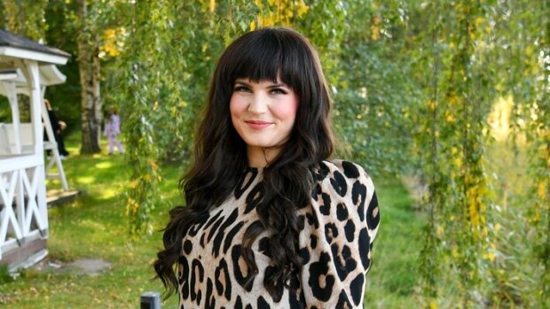 Iskelmäsuosikki taas voimissaan – Suvi Teräsniska palaa kesälavoille Suvi Teräsniska