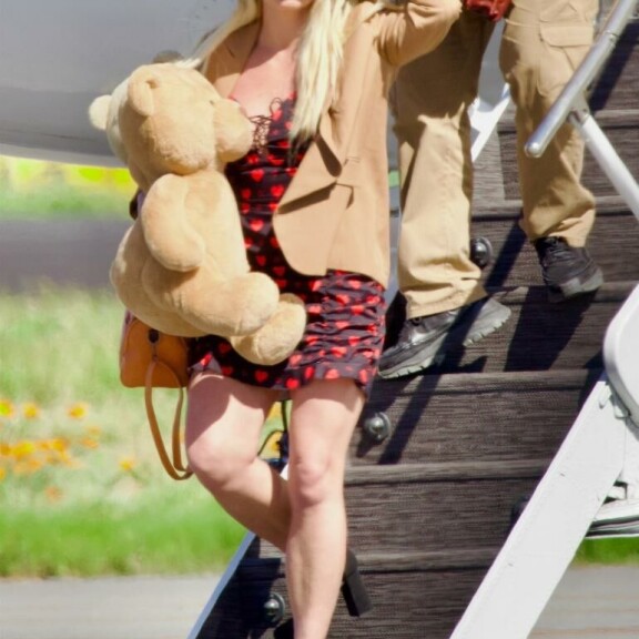 Britney ikuistettiin palaamassa lomamatkalta ilman vihkisormusta huhtikuussa. Britney Spears