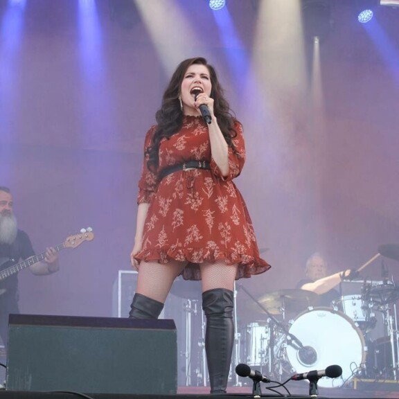 Suvi Teräsniska heittää kesä-elokuussa viitisentoista keikkaa. Suvi Teräsniska heittää kesä-elokuussa viitisentoista keikkaa.