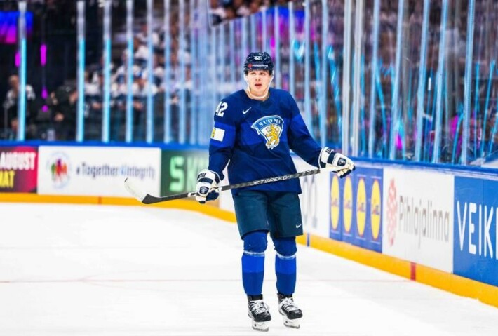 NHL-hyökkääjä ja Leijonien syömähammas Kasperi Kapanen elää monen nuoren miehen unelmaelämää. NHL-hyökkääjä ja Leijonien syömähammas Kasperi Kapanen elää monen nuorenmiehen unelmaelämää.
