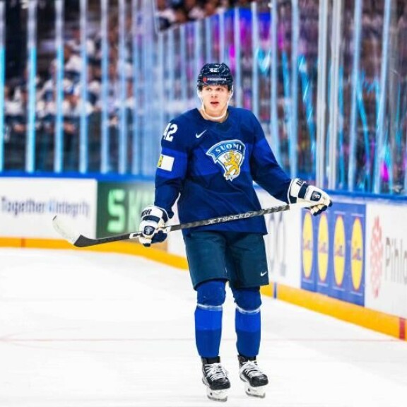 NHL-hyökkääjä ja Leijonien syömähammas Kasperi Kapanen elää monen nuoren miehen unelmaelämää. NHL-hyökkääjä ja Leijonien syömähammas Kasperi Kapanen elää monen nuorenmiehen unelmaelämää.