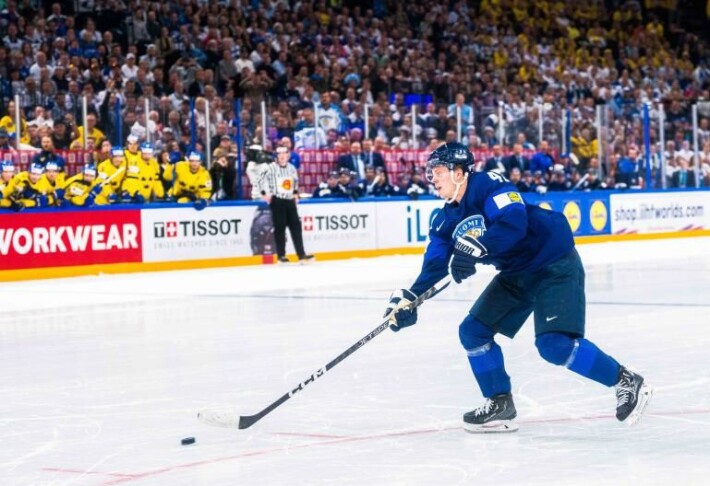 Kuopiolainen polkukone nimeltä Kasperi Kapanen. Vauhtilaiturin liike on ollut myrkkyä vastustajille. Kuopiolainen polkukone nimeltä Kasperi Kapanen. Vauhtilaiturin liike on ollut myrkkyä vastustajille.