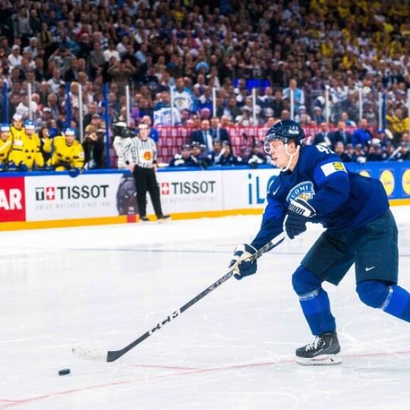 Kuopiolainen polkukone nimeltä Kasperi Kapanen. Vauhtilaiturin liike on ollut myrkkyä vastustajille. Kuopiolainen polkukone nimeltä Kasperi Kapanen. Vauhtilaiturin liike on ollut myrkkyä vastustajille.