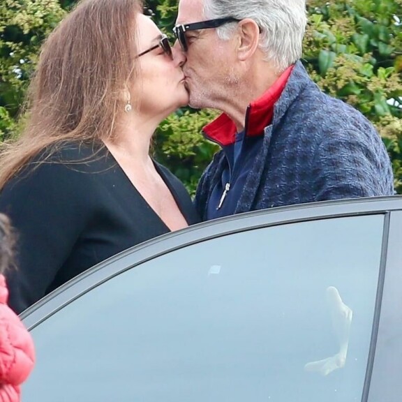 Keely ja Pierce äityivät pusuttelemaan. pierce brosnan, keely shae smith