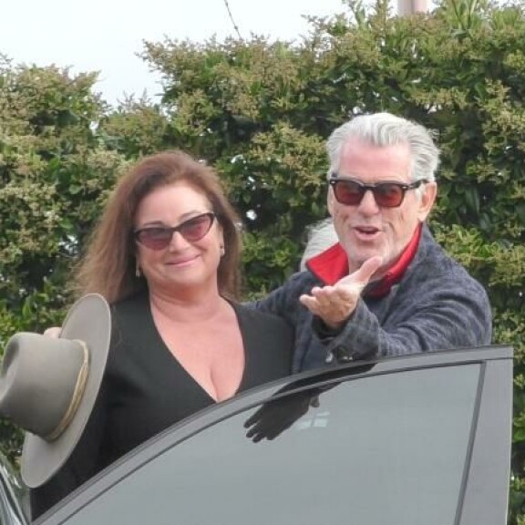 Keely ja Pierce olivat vitsikkäällä tuulella. pierce brosnan, keely shae smith