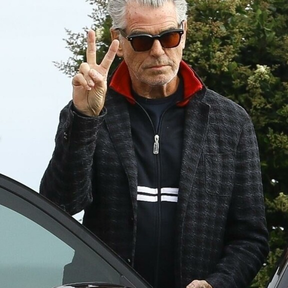 Pierce oli hyvää pataa paparazzin kanssa. pierce brosnan, keely shae smith