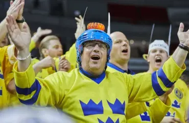 Tässä on ruotsalaisten tukikohta Tampereella – länsinaapurin lätkäfanien käytös pistää silmään