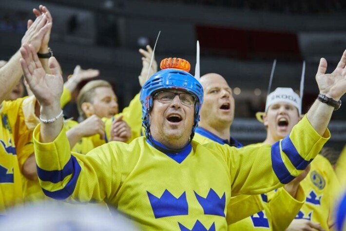 Ruotsalaiset lätkäfanit pitävät urakalla hauskaa Tampereella. Niin katsomossa kuin baarissakin. Ruotsalaiset lätkäfanit pitävät urakalla hauskaa Tampereella. Niin katsomossa kuin baarissakin.