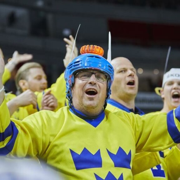 Ruotsalaiset lätkäfanit pitävät urakalla hauskaa Tampereella. Niin katsomossa kuin baarissakin. Ruotsalaiset lätkäfanit pitävät urakalla hauskaa Tampereella. Niin katsomossa kuin baarissakin.