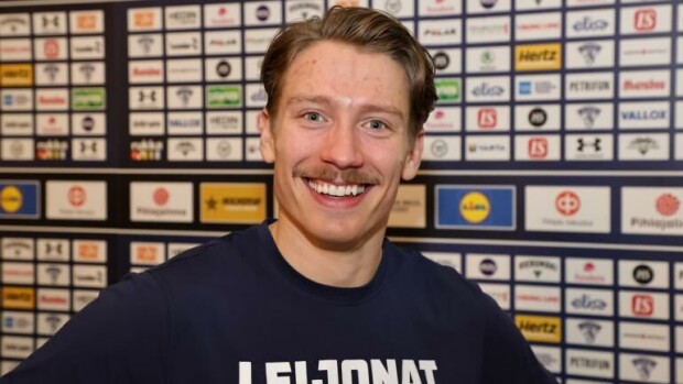 Leijonien maalivahti ällistyi – ruotsalaiset pistivät riisumaan: ”En osannut odottaa sellaista” Emil Larmi.