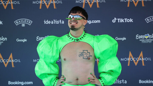 Oho! Käärijä ilmestyi helsinkiläisen baarin terassille - viihtyi tosi-tv-povipommin kanssa käärijä eli jere pöyhönen