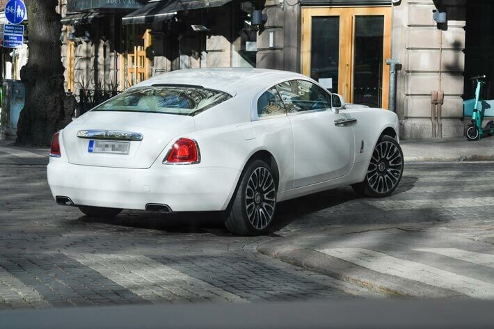 Ökyrikkaan Jaren käsintehty Rolls Royce kääntää katseita ja kiihtyy nollasta sataan 4,6 sekunnissa. Ökyrikkaan Jaren käsintehty Rolls Royce kääntää katseita ja kiihtyy nollasta sataan 4,6 sekunnissa.