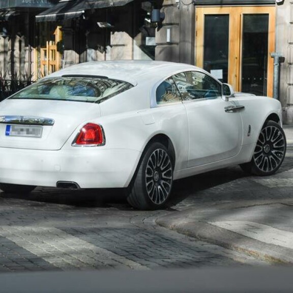 Ökyrikkaan Jaren käsintehty Rolls Royce kääntää katseita ja kiihtyy nollasta sataan 4,6 sekunnissa. Ökyrikkaan Jaren käsintehty Rolls Royce kääntää katseita ja kiihtyy nollasta sataan 4,6 sekunnissa.