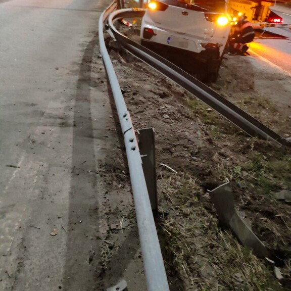 Silminnäkijät napsivat kuvia, kun Villen autoa irrotettiin kolarin jälkeen kaiteesta. Silminnäkijät napsivat kuvia, kun Villen autoa irrotettiin kolarin jälkeen kaiteesta.