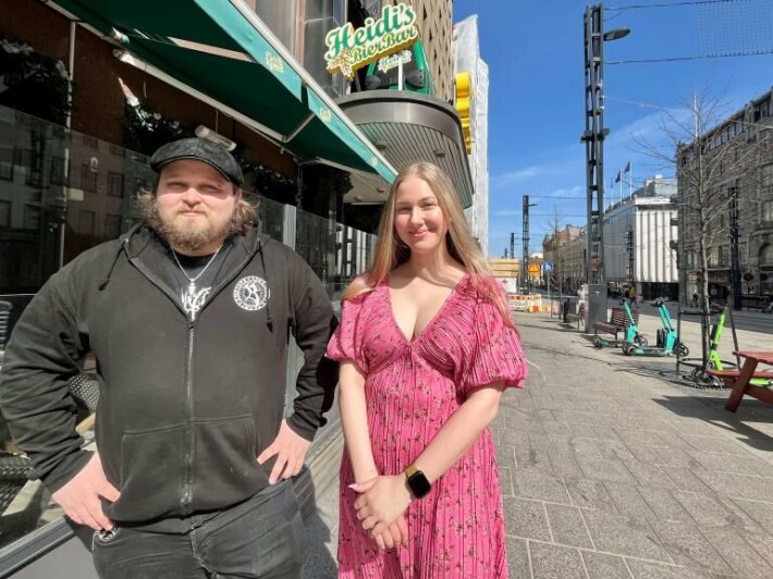 Ruotsalaiset kiskovat kuulemma erityisesti gin toniceja eli geeteetä. – Mutta kyllä suomalaisetkin kantavat kortensa kekoon, Heidi’s Bier Barin markkinointivastaava Irene Merisalo naureskelee. Ruotsalaiset kiskovat kuulemma erityisesti gin toniceja eli geeteetä. – Mutta kyllä suomalaisetkin kantavat kortensa kekoon, Heidi’s Bier Barin markkinointivastaava Irene Merisalo naureskelee.