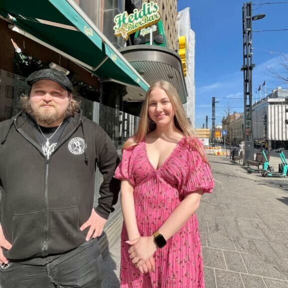 Ruotsalaiset kiskovat kuulemma erityisesti gin toniceja eli geeteetä. – Mutta kyllä suomalaisetkin kantavat kortensa kekoon, Heidi’s Bier Barin markkinointivastaava Irene Merisalo naureskelee. Ruotsalaiset kiskovat kuulemma erityisesti gin toniceja eli geeteetä. – Mutta kyllä suomalaisetkin kantavat kortensa kekoon, Heidi’s Bier Barin markkinointivastaava Irene Merisalo naureskelee.