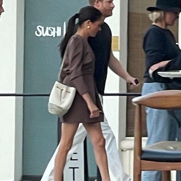 Pariskunta asteli nurkan takana odottaneeseen autoon ravintolatuokion jälkeen. meghan markle, prinssi harry