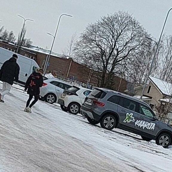 Suomen Euroviisu-edustaja pakkasi tavaraa muuttoautoon. käärijä ja nainen muuttohommissa