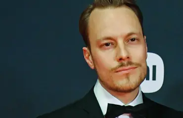 Markus Räikkönen bailasi Sanna Marinin bilejengiläisten kanssa