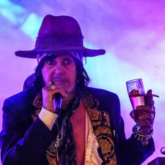 Andy McCoy pukeutuu huomiotaherättävästi. Andy McCoy