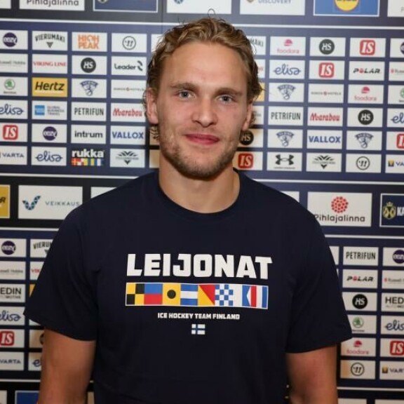 Upporikas NHL-miljonääri Mikko Rantanen arvostaa suuresti äitiään. Upporikas NHL-miljonääri Mikko Rantanen arvostaa suuresti äitiään.