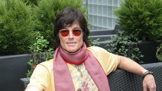 Vappusimat väärään kurkkuun! Kaunarit-legenda Ronn Moss yllätti Helsingin Punavuoressa Ronn Moss