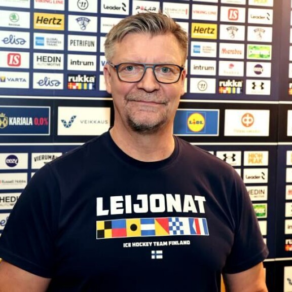 Mestarivalmentaja Jukka Jalonen lonnitteli hyvissä ajoin Anne-äitiään. Mestarivalmentaja Jukka Jalonen lonnitteli hyvissä ajoin Anne-äitiään.