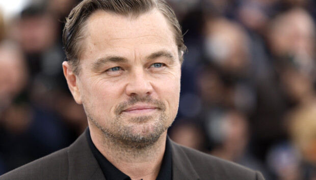 Kaikkien aikojen iskävartalo! Leonardo DiCaprio paistatteli päivää paatissa