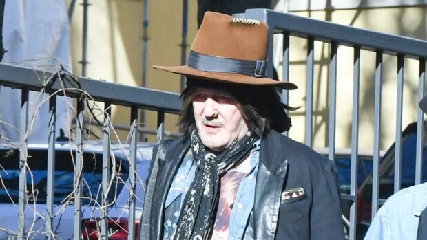 Andy McCoy ilmestyi jälleen helsinkiläisen ökyalueen katukuvaan – fanijoukko parveili ympärillä Andy McCoy