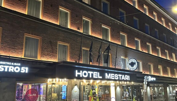 Markus varasi varta vasten huoneen hotelli Mestarista Helsingissä, jotta sai oleskella neitojen kanssa vapaasti.