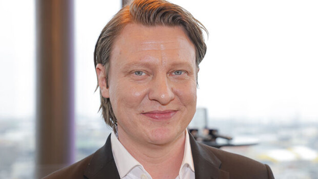 Jaajo Linnonmaa poseerasi nuorena vaatemallina - tunnistaisitko lehtikuvasta?