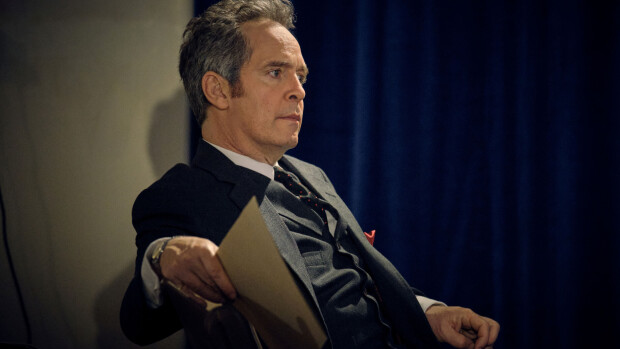 Agenttisarjan tähti Tom Hollander yllättyi hakiessaan itselleen 60-luvun pukua